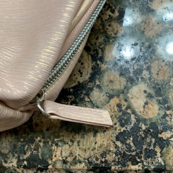 NWOT Ahava Clam shaped Metallic Cosmetic/Skincare bag - Picture 3 of 8